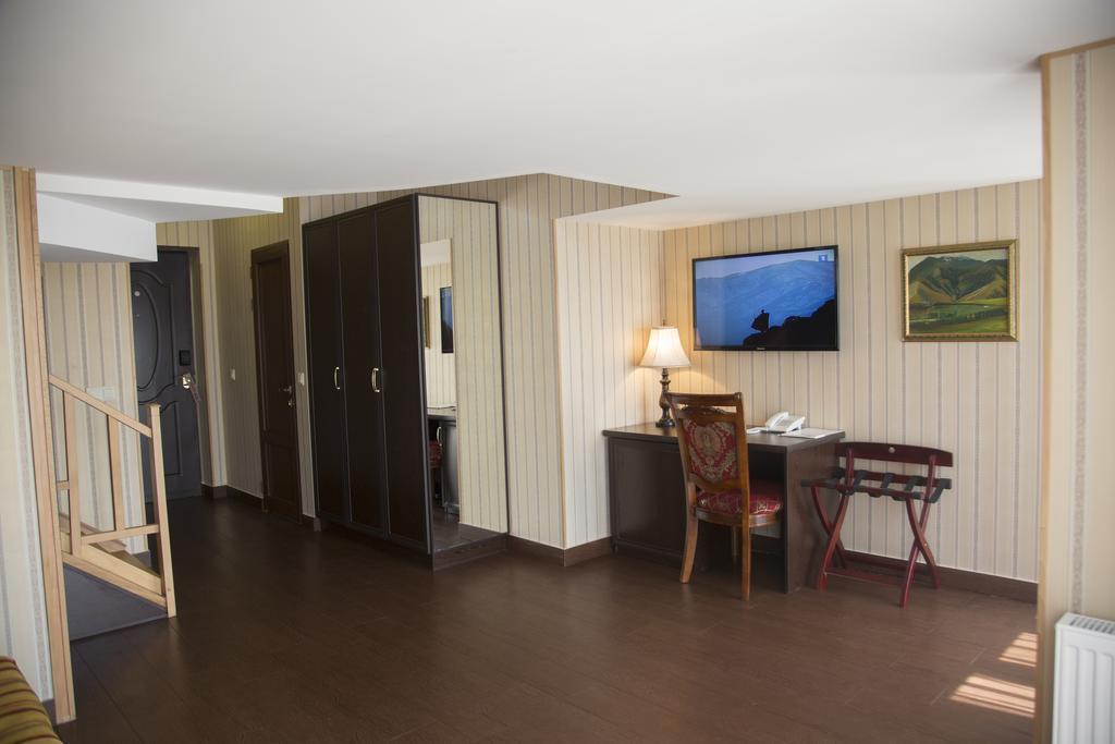 Shirak Hotel Ереван Екстериор снимка