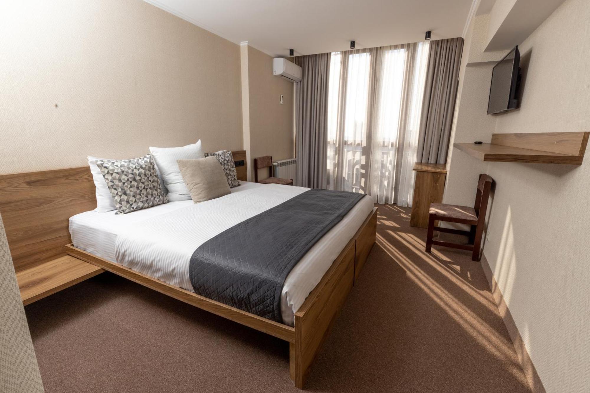 Shirak Hotel Ереван Екстериор снимка