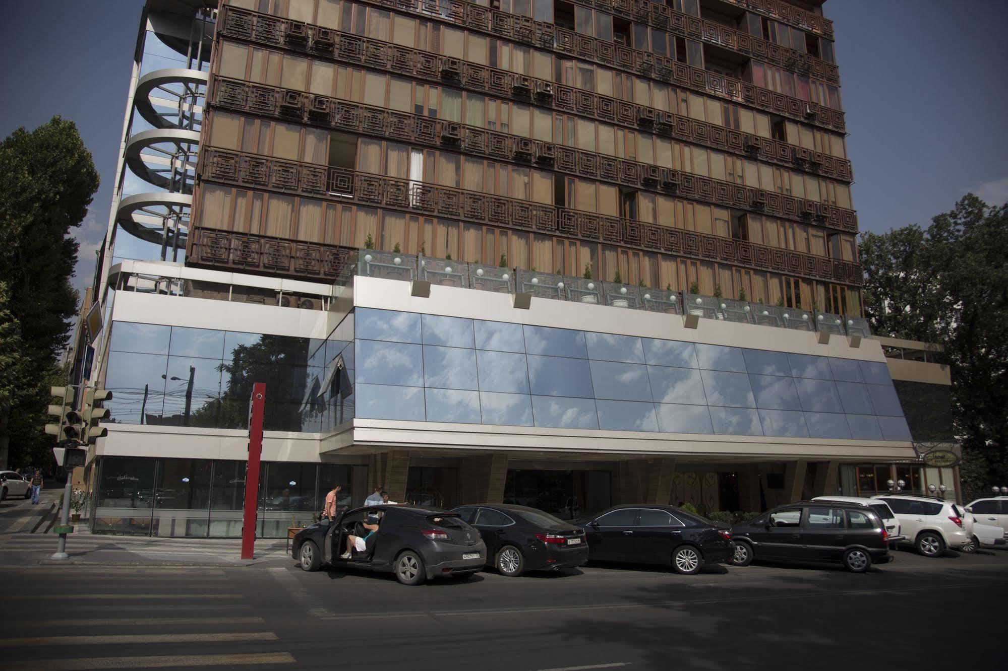 Shirak Hotel Ереван Екстериор снимка
