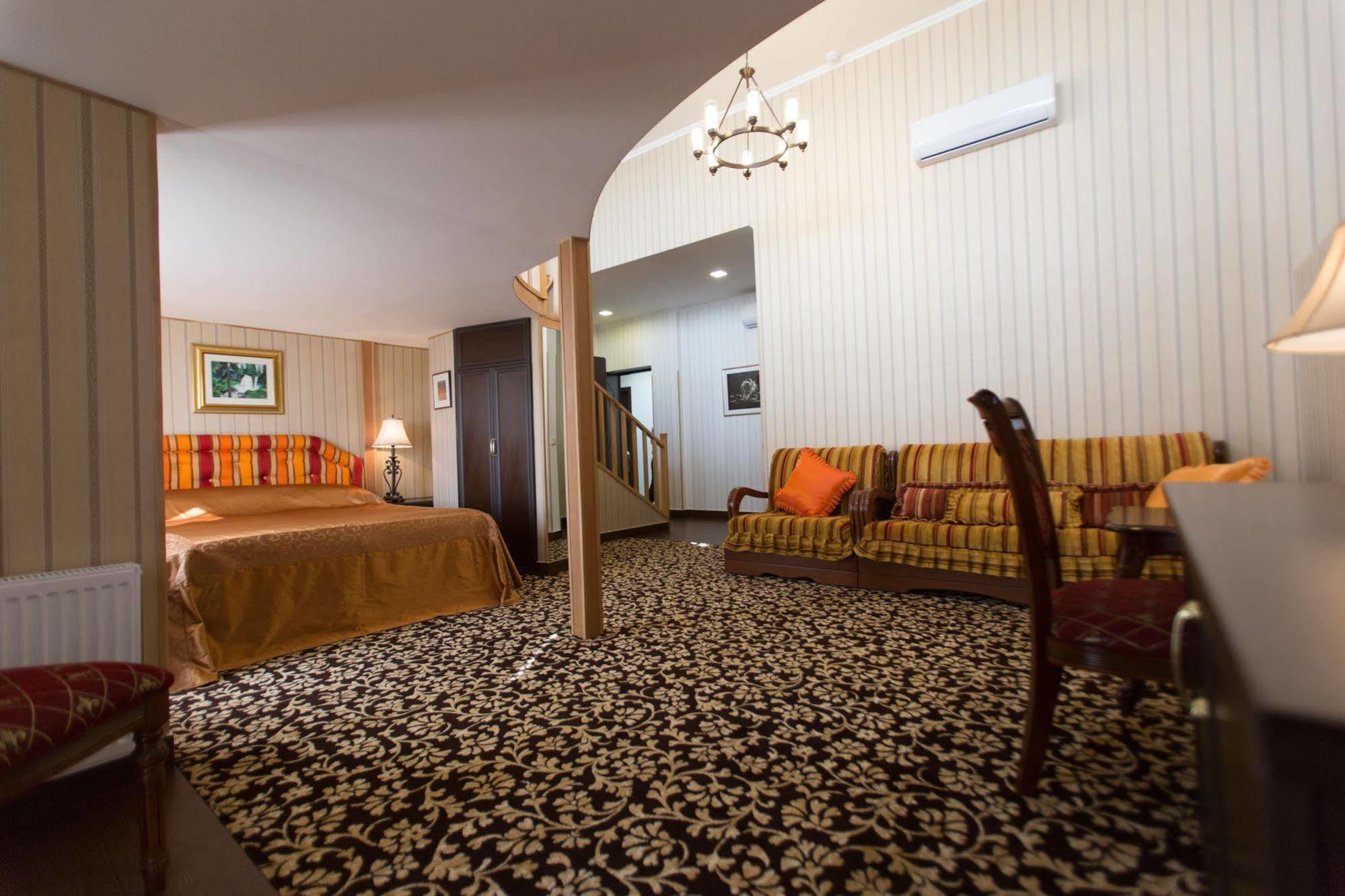 Shirak Hotel Ереван Екстериор снимка
