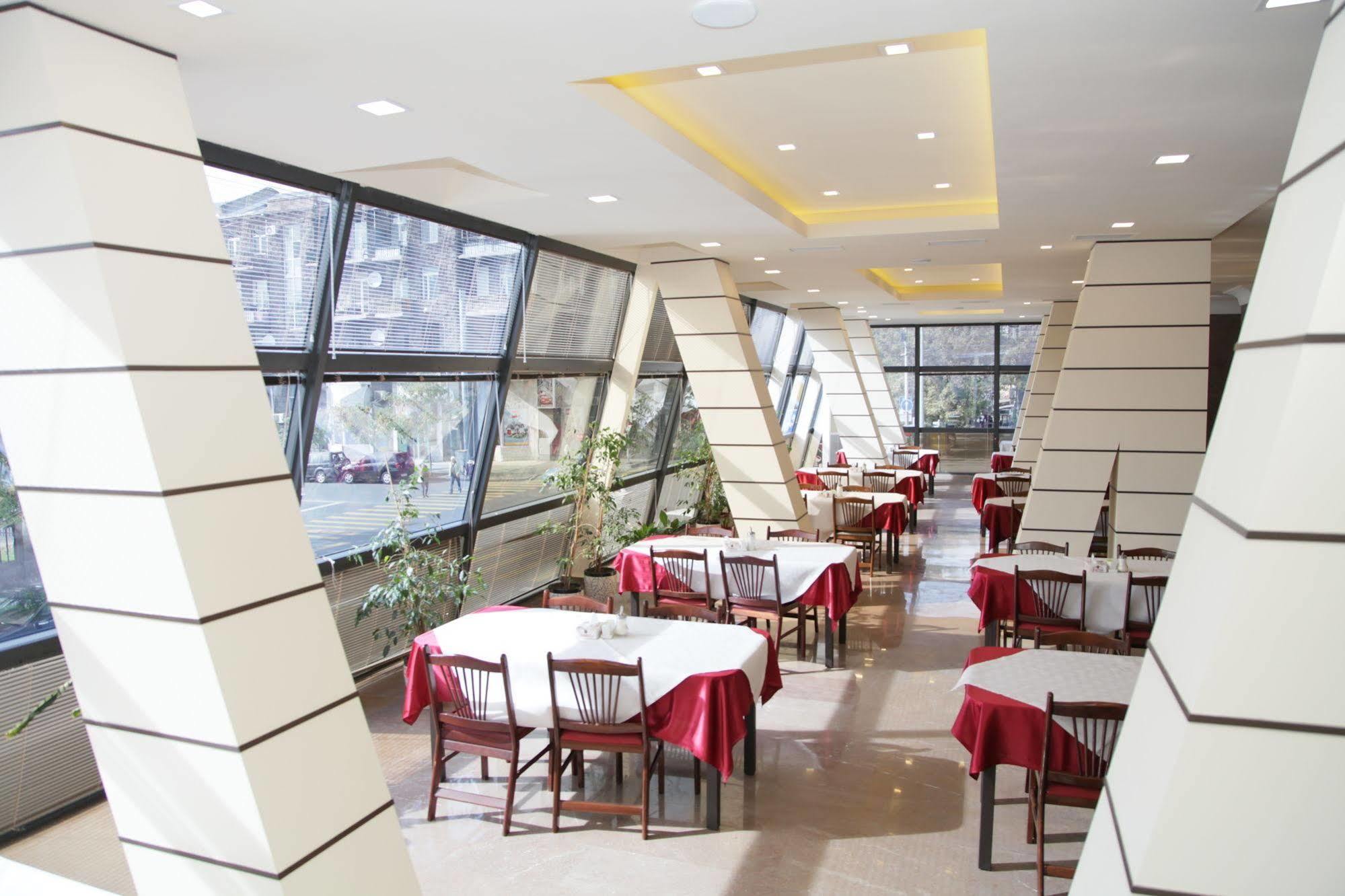 Shirak Hotel Ереван Екстериор снимка